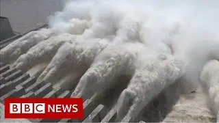 China floods: Worlds biggest dam nears capacity - BBC News