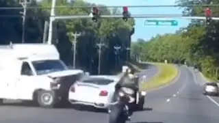 БАЙКЕР ЧУДОМ НЕ ПОГИБ ПРОЛЕТАЯ НА КРАСНЫЙ СВЕТ || BIKER MIRACLE NOT DIED FLYING ON THE RED LIGHT