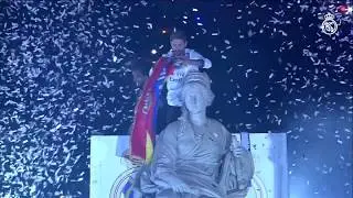 Ramos and Marcelo put the Real Madrid flag on Cibeles