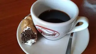 Buat kopi dengan 'moka' ditemani dengan kue 'cannoli'