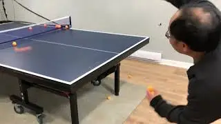 Play table tennis with machine 乒乓球自动发球器