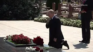 Владимир Путин встал на колени и перекрестился перед мемориалом жертвам Беслана